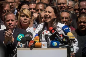Chavistas atacan con “palos y piedras” acto de María Corina Machado, denuncia la opositora