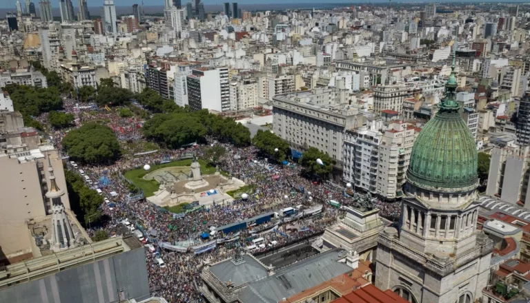 Maestros argentinos en huelga demandan mejoras salariales