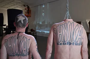 Artista germano-austríaco Flatz subasta trozos de su piel con tatuajes