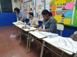 Salvadoreños votan para elegir a su presidente y diputados