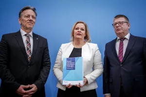 Gobierno alemán presenta plan de acción contra extremismo de derecha