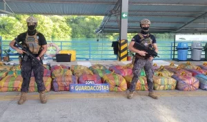 Operación en alta mar culmina con el decomiso de 2.056 paquetes con marihuana y 200 con cocaína