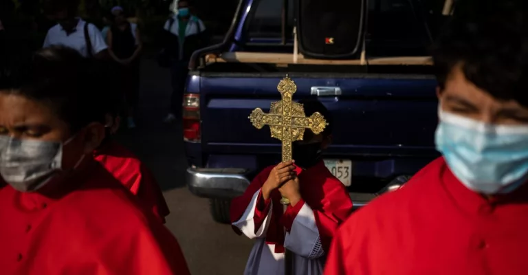 Represión en Nicaragua contra la Iglesia católica siembra miedo entre los fieles