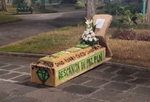 Colectivo artístico Cacao Ca$H realiza vela del PLN, ante fracaso en elecciones municipales