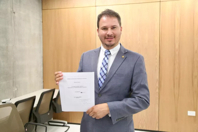 Sibaja presenta proyecto para facilitar ejercicio profesional de notarios y contadores públicos