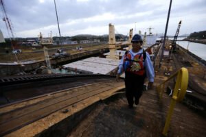 Canal de Panamá aumenta a 27 los tránsitos diarios por leve mejora de los niveles de agua