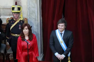 Milei anula subida de sueldos al gabinete y desafía jubilación de Cristina Fernández