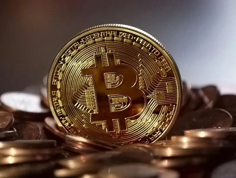 El bitcoin supera los 72.700 dólares y suma un nuevo máximo