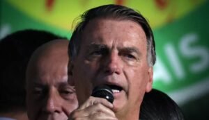 Expresidente brasileño Jair Bolsonaro es acusado de falsificar datos de vacunación COVID-19