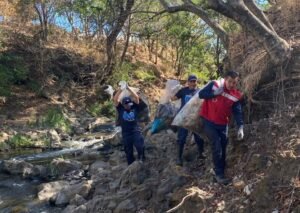 Voluntarios de América Free Zone sacan más de 1000 kilos de residuos no tradicionales y basura del río Burío en Heredia