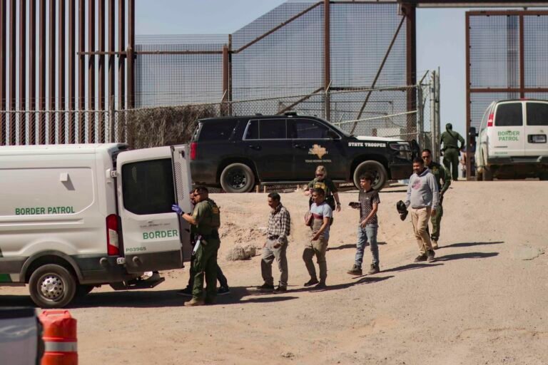 El Supremo de Estados Unidos da vía libre a Texas para detener y expulsar a migrantes