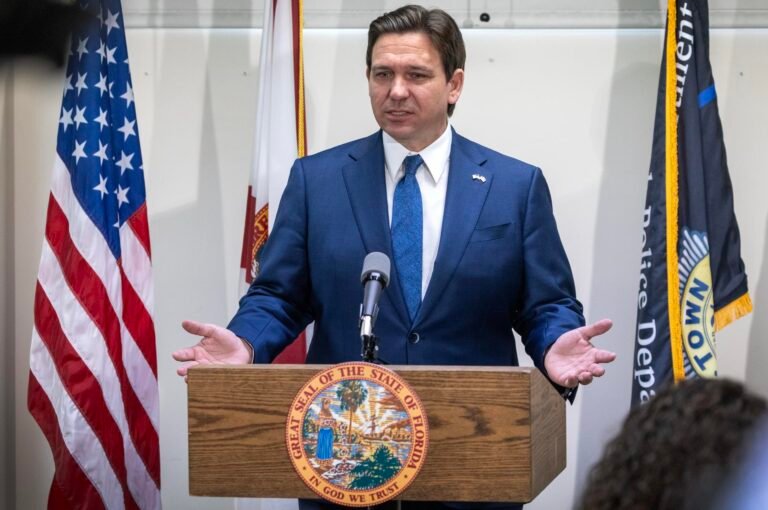 DeSantis firma una polémica ley que prohíbe las redes sociales a menores de 13 años