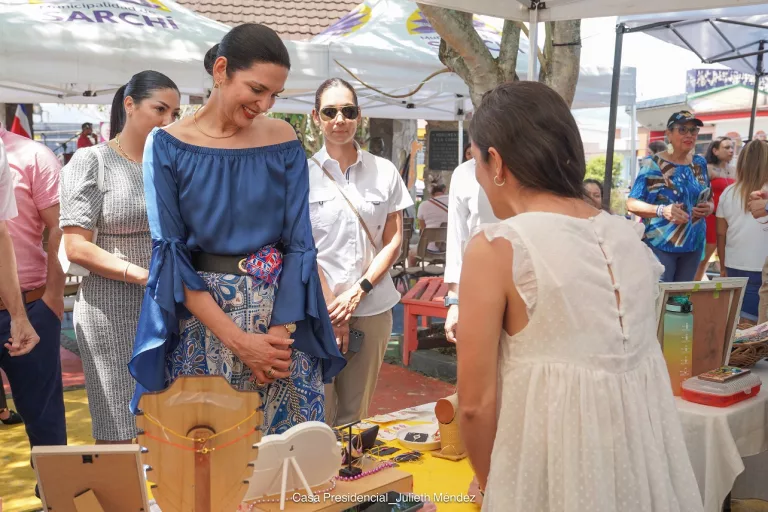 Primera dama participa en Feria de la Mujer en Sarchí