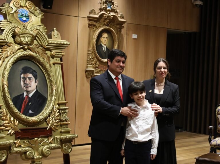 Retrato de Carlos Alvarado luce una mascarilla en su pecho