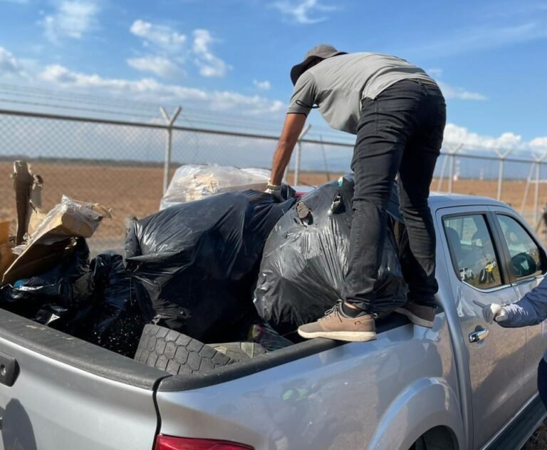 Guanacaste Aeropuerto limpia 3 kilómetros de Ruta 21 y recoge 277.95 Kg de residuos