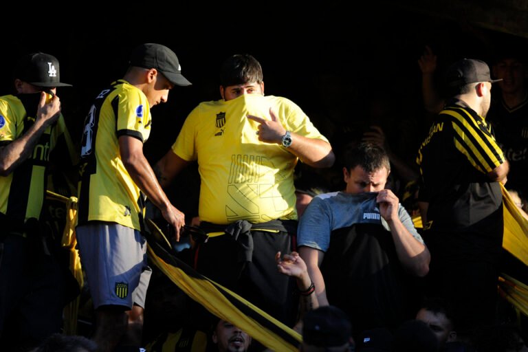 La violencia manchó la victoria de Rosario Central sobre Peñarol en la Copa Libertadores