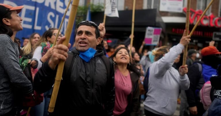 Justicia argentina investiga a organizaciones sociales por coacción a pobres para ir a protestar