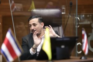 Ariel Robles amenaza a Leslye Bojorges con llevarlo a la Fiscalía