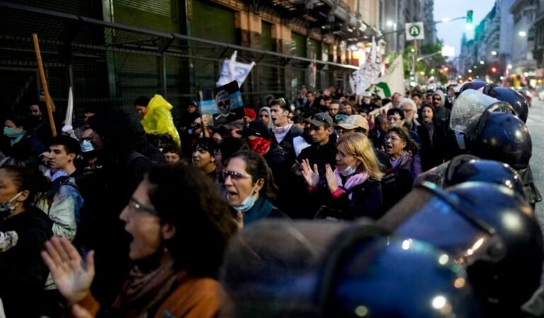 Milei elimina la subsecretaría para combatir violencia de género y dispara las críticas feministas