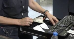 Un desfalco financiero en El Salvador deja en un limbo los ahorros de miles de personas