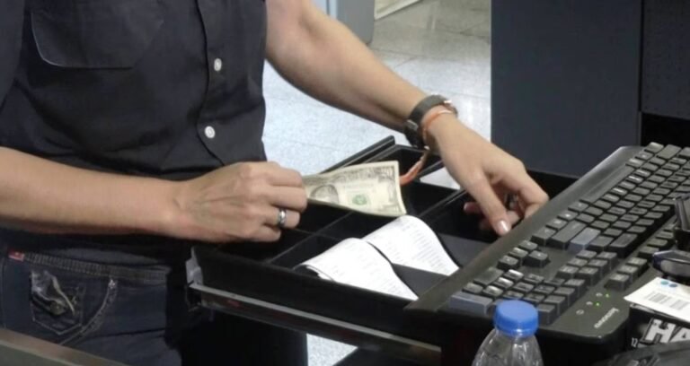 Un desfalco financiero en El Salvador deja en un limbo los ahorros de miles de personas