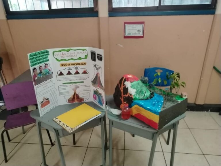 Estudiantes despiertan su curiosidad por la ciencia en ferias escolares