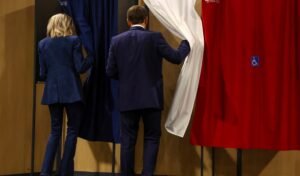 Macron disuelve Asamblea Nacional y convoca a elecciones tras derrota en comicios de UE