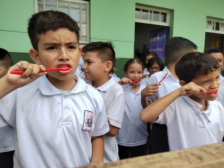 450 estudiantes de la Escuela Juan Rafael Mora Porras participan en lavatón y conciencian sobre la Semana de la Salud Bucodental