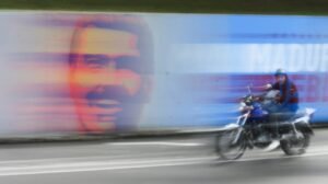 La campaña de Nicolás Maduro se distancia del rojo, copia a la oposición y ofrece cambios, según especialistas