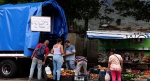 Gusanos y telarañas: Las polémicas bolsas de alimentos que da el gobierno de Venezuela y que nadie quiere comer