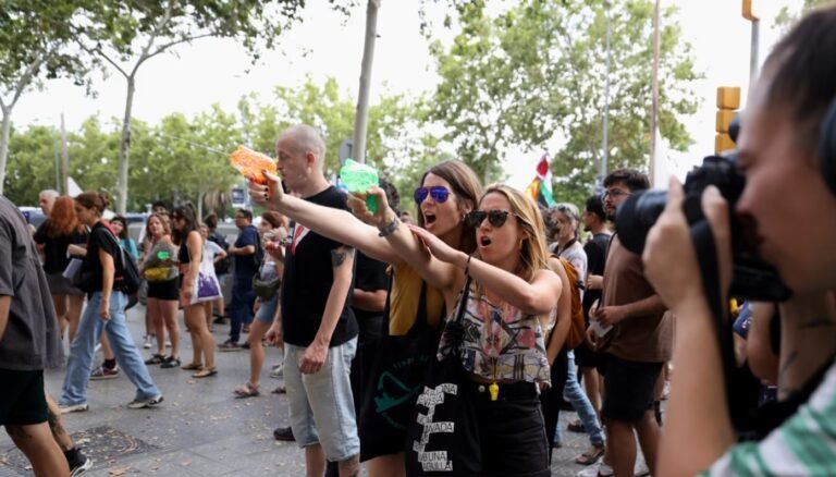 El ministro de Turismo español condena el uso de pistolas de agua contra los turistas en Barcelona