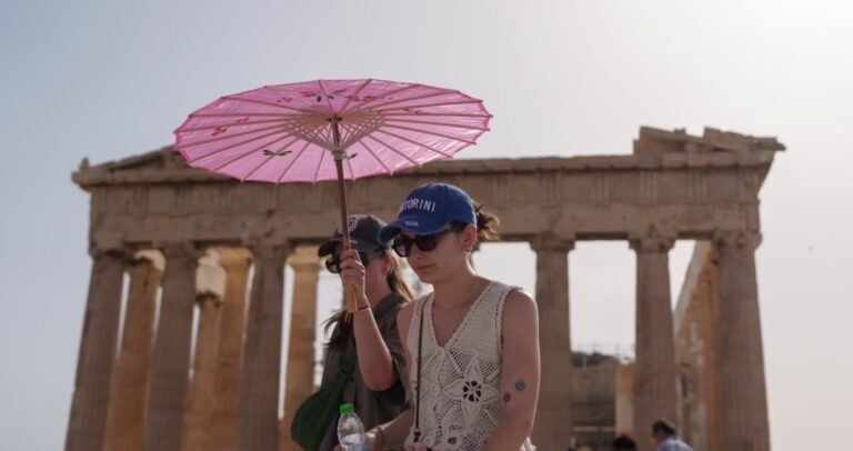 Grecia cierra la Acrópolis; ola de calor envuelve al sur de Europa