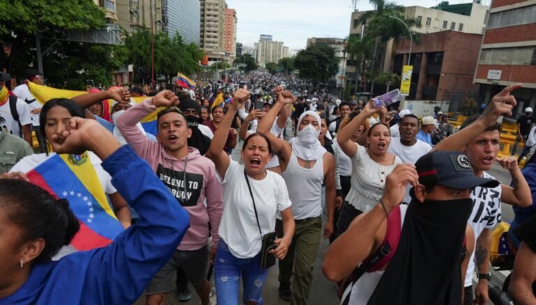 Miles de personas protestan en Caracas contra la reelección de Maduro