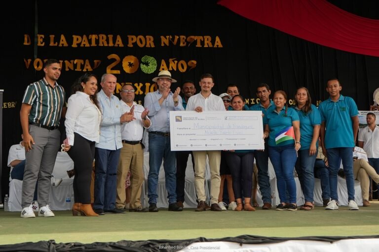 Inder entrega recursos para la construcción del muelle flotante de Puerto Thiel en Nandayure