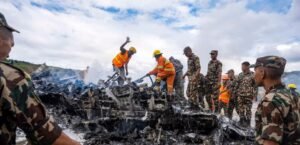 Un avión se sale de la pista y se estrella en Nepal y deja 18 muertos y un sobreviviente