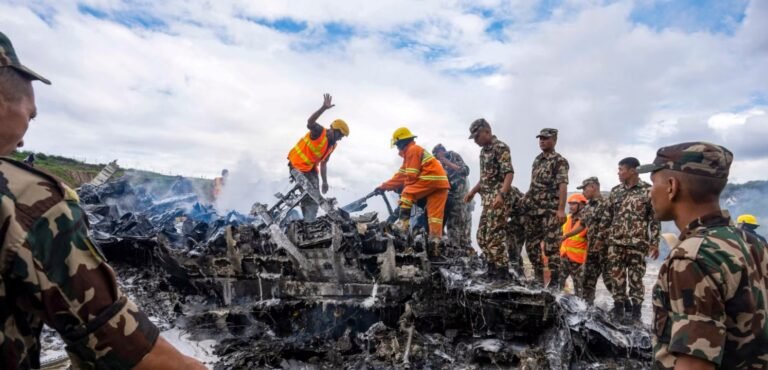 Un avión se sale de la pista y se estrella en Nepal y deja 18 muertos y un sobreviviente