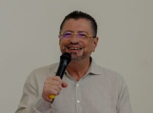 Este es un gobierno pro empresa privada, señala Chaves