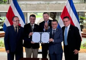 Chaves firma Ley para ampliación de delitos de intervenciones telefónicas