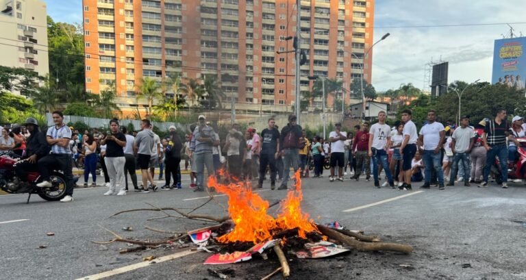 Fuerza Armada de Venezuela denuncia golpe de Estado y manifiesta apoyo incondicional a Maduro