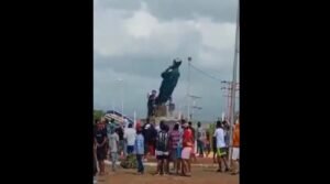 Venezolanos derriban estatua de Hugo Chávez en el estado de Falcón