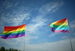 Desconocidos reemplazan bandera arcoíris por otra nazi en Alemania