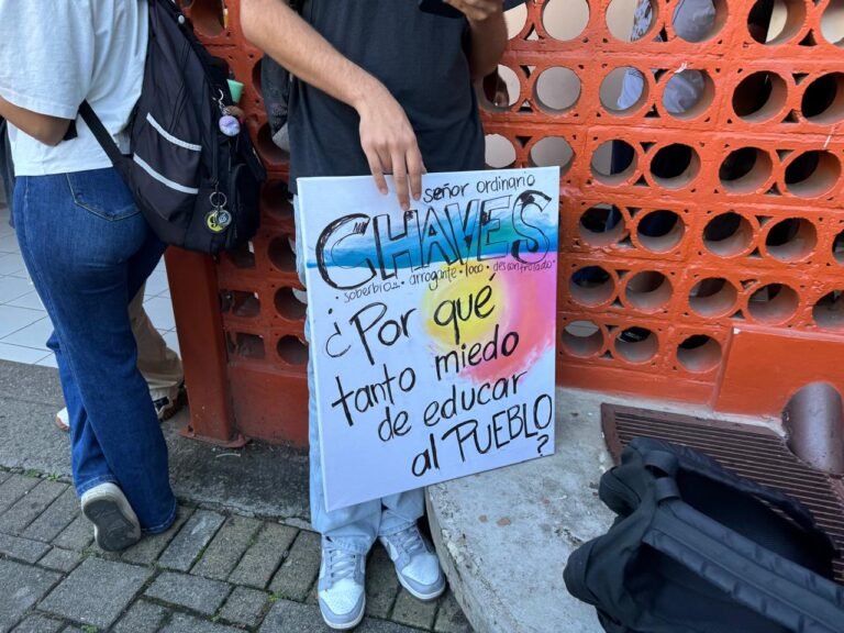 Con consignas contra Chaves y ministra del MEP inician marcha en la UCR