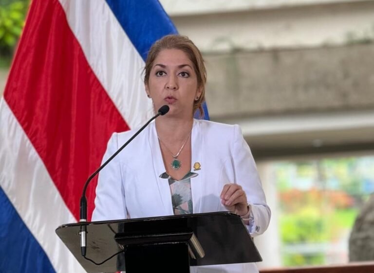 Ministra de Salud califica de ignorancia total las declaraciones de diputada del PLN