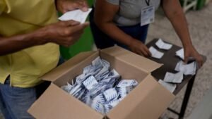 Esfuerzo para mediar en conflicto en Venezuela pierde fuerza mientras Maduro consolida gobierno