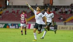 ¿Sabe cuál es la posición de Alajuelense y Saprissa en el ranquin FIFA de clubes?