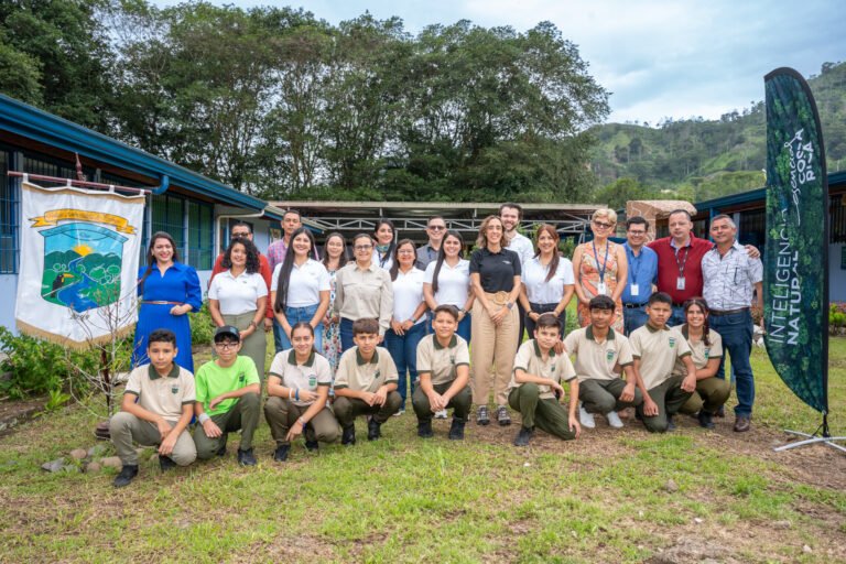 Esencial Costa Rica y el MEP unen esfuerzos para educar a jóvenes acerca de cambio climático y sostenibilidad