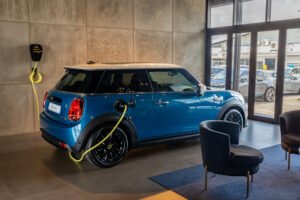 BMW y MINI le enseñan a cuidar su vehículo eléctrico y mantenerlo siempre seguro