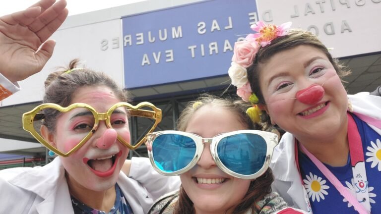 Doctores payaso de HospiSonrisas celebran el Día del Niño en hospitales de la CCSS