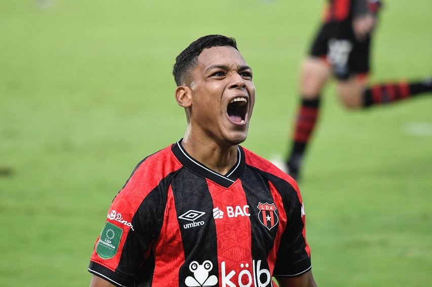 Creichel Pérez revela lo que habló Alajuelense en el camerino tras el  empate ante Saprissa