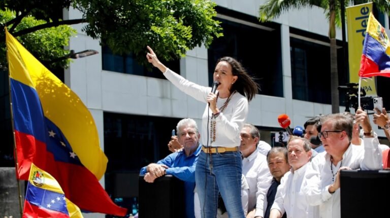 Machado convoca protesta y Maduro acusa a oposición de buscar “caos” a días de jura presidencial en Venezuela